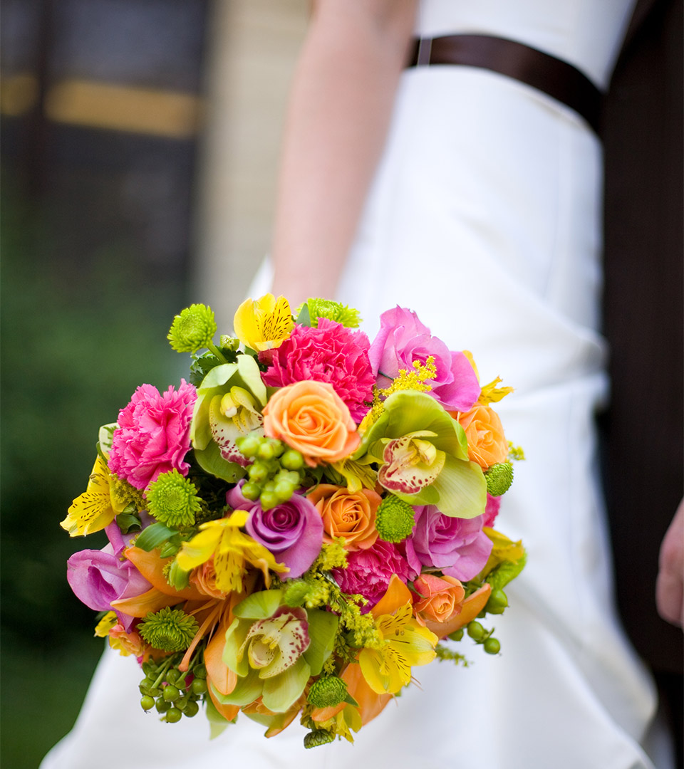 merrimack golf club bride with bright colored bouquet vertical