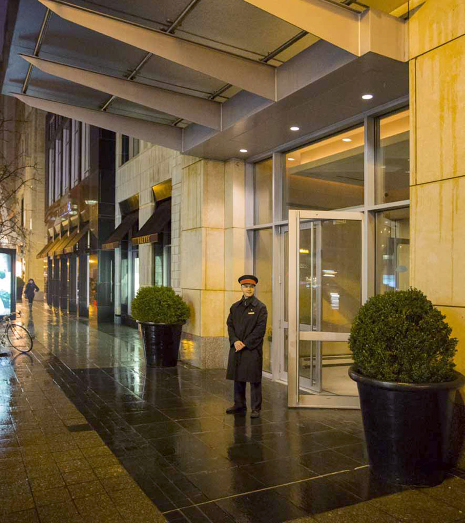 mandarin oriental entry with doorman