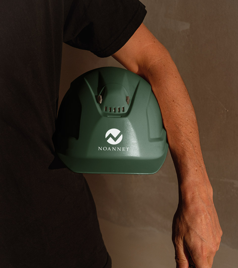 noannet hardhat white logo on green hat